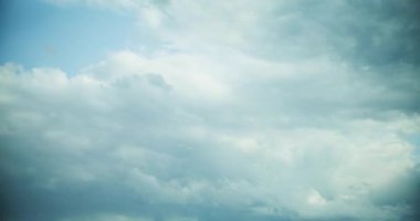 Kara fırtına bulutlarının zamanı çok kötü havayı önceden haber veriyor. Dramatik gökyüzü sahnesi.