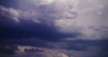 Kara fırtına bulutlarının zamanı çok kötü havayı önceden haber veriyor. Dramatik gökyüzü sahnesi.