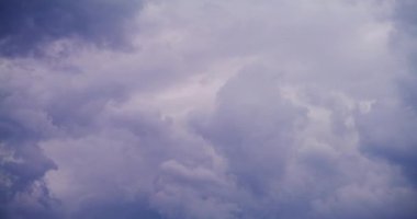 Kara fırtına bulutlarının zamanı çok kötü havayı önceden haber veriyor. Dramatik gökyüzü sahnesi.