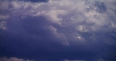 Kara fırtına bulutlarının zamanı çok kötü havayı önceden haber veriyor. Dramatik gökyüzü sahnesi.