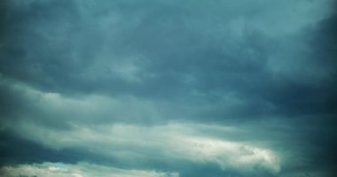 Kara fırtına bulutlarının zamanı çok kötü havayı önceden haber veriyor. Dramatik gökyüzü sahnesi.