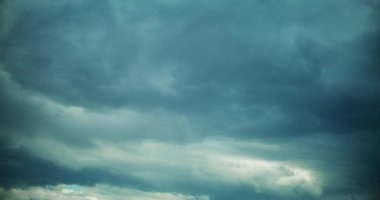 Kara fırtına bulutlarının zamanı çok kötü havayı önceden haber veriyor. Dramatik gökyüzü sahnesi.