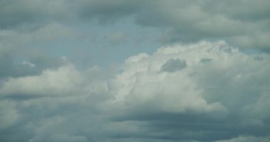 Kara fırtına bulutlarının zamanı çok kötü havayı önceden haber veriyor. Dramatik gökyüzü sahnesi.