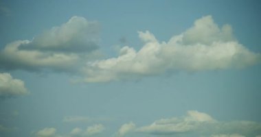 Kara fırtına bulutları toplanıyor, şiddetli hava değişimi ve şiddetli fırtınalı gökyüzünü gösteriyor..