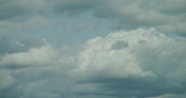 Kümülüs bulutlarının bulutlu bir gökyüzünde hareket ettiği hızlandırılmış video dinamik hava modellerini gösteriyor.