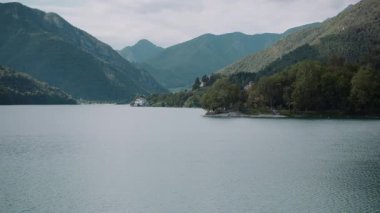 Yazın çekilen İtalya kıyı manzarası, doğal güzelliği gözler önüne seriyor..