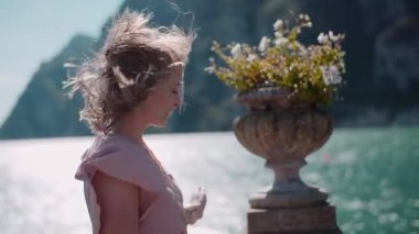 Güzel bir sahil köyünün yanından geçen, kıyı yaşamının özünü yakalayan bir kadının yakın çekimi..