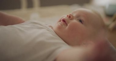 Neşeli bir bebeğin yakın plan çekimi. Dünyayı büyük bir neşe ve enerjiyle geziyor ve keşfediyor..