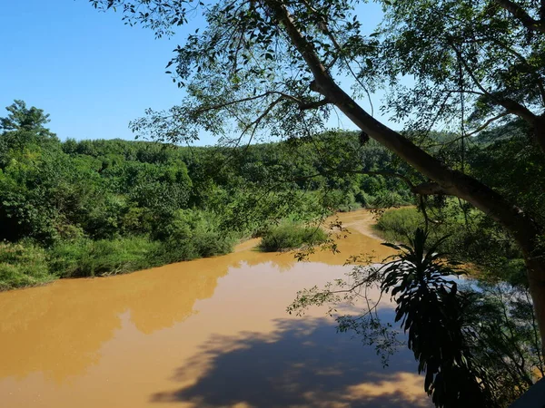 Agua Marrón Fluye Lentamente Río Nan Valle Bosque Lleno Árboles — Foto de Stock