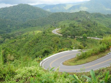 Dağ manzarası ve yeşil ağaçlarla dolu tropikal orman, Tayland 'ın Nan Eyaleti Pua Bölgesi' ndeki vadide Alfa Yolu kıvrımı.