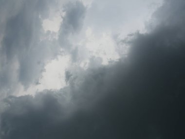 Kümülüs bulut oluşumları tropikal gökyüzünde, Nimbus hareketi, doğal fenomenlerden soyut arka plan ve gri bulutlar, Tayland