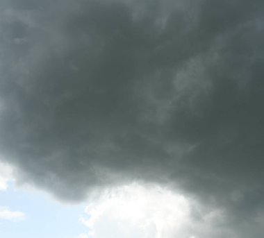 Kümülüs bulut oluşumları tropikal gökyüzünde, Nimbus hareketi, doğal fenomenlerden soyut arka plan ve gri bulutlar, Tayland