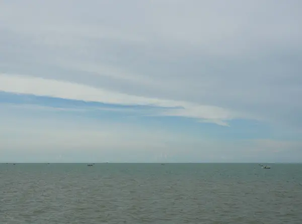 青い空と白い雲を背景に海の上の漁船 — ストック写真
