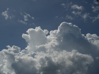 Kümülüs bulut oluşumları tropikal gökyüzünde, Nimbus hareketi, doğal fenomenlerden soyut arka plan ve gri bulutlar, Tayland