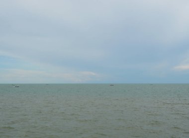 Denizde mavi gökyüzü ve beyaz bulutlu bir balıkçı teknesi, Tayland