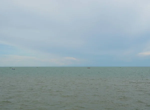 Fiskebåt Havet Med Blå Himmel Och Vitt Moln Bakgrunden Thailand — Stockfoto