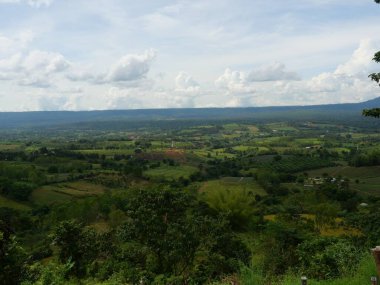 Khao Kho 'daki vadide evler, dağ ve mavi gökyüzü ve arka planda beyaz bulut, Tayland