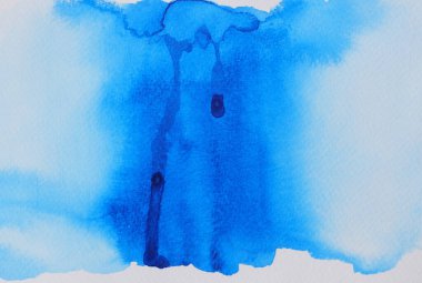 Soyut arkaplan ve doku deseni beyaz arkaplan üzerinde mavi bir renk akışı, resimli suluboya el çizimi ve kağıt üzerine boyanmış