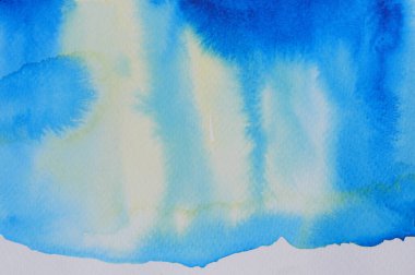 Beyaz zemin üzerinde sarı ve yeşil renk akışı olan soyut arkaplan ve doku deseni, suluboya el çizimi ve kağıt üzerine boyanmış