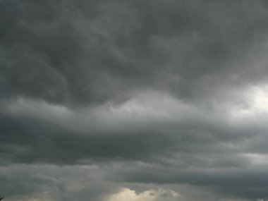 Kümülüs bulut oluşumları tropikal gökyüzünde, Nimbus hareketi, doğal fenomenlerden soyut arka plan ve gri bulutlar, Tayland