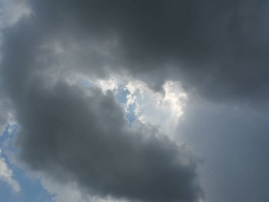 Kümülüs bulut oluşumları tropikal gökyüzünde, Nimbus hareketi, doğal fenomenlerden soyut arka plan ve gri bulutlar, Tayland