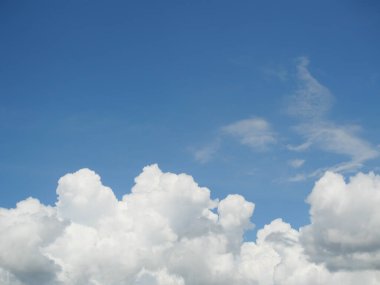 Kümülüs bulutu güzel mavi gökyüzünde gün ışığında, kabarık bulutlar tropikal bölgede