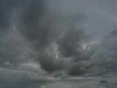 Kümülüs bulut oluşumları tropikal gökyüzünde, Nimbus hareketi, doğal fenomenlerden soyut arka plan ve gri bulutlar, Tayland