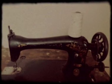 Eski dikiş makinesi ve iplik