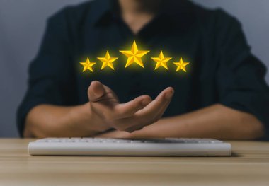 Pozitif müşteri değerlendirmeleri beş yıldızlı. Hizmet memnuniyeti anketi konsepti, geribildirim ve ürün kullanıcı deneyiminden en iyi yanıt.