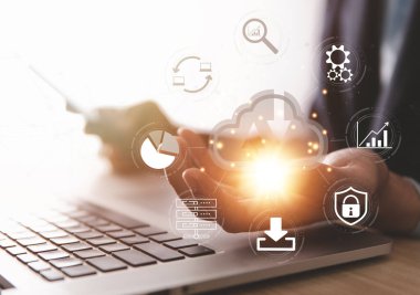 İş adamının elleri Cloud 'un bilgisayar teknolojisi ikonunun diyagramını gösteriyor. İletişim ağlarında büyük veri dijital bağlantısı kavramı. bulut depolama güvenliği ve internet hizmeti
