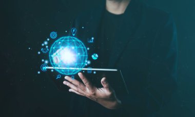 Sanal hologramla iş adamı eli, dünya ikonu uygulaması. Büyük veri bağlantısı. İş dünyasındaki iletişim kavramları, analitik ve gelecekteki bilgisayar teknolojileri. koyu bir arkaplanda