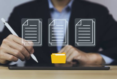 İş adamları elektronik dokümanları yönetmek için tablet kullanırlar. Çevrimiçi bir şirket belge veritabanına verimli erişim kavramı. İnternet dosya sistemi Dijital teknoloji kağıtsız ofis