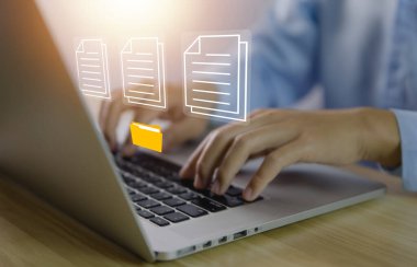 İş adamları elektronik dokümanları yönetmek için bilgisayarları kullanırlar. Çevrimiçi bir şirket belge veritabanına verimli erişim kavramı. İnternet dosya sistemi Dijital teknoloji kağıtsız ofis