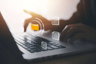 İş adamları elektronik dokümanları yönetmek için bilgisayarları kullanırlar. Çevrimiçi bir şirket belge veritabanına verimli erişim kavramı. İnternet dosya sistemi Dijital teknoloji kağıtsız ofis