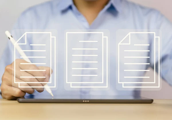 Empresário Mão Mostrando Ícone Gerenciamento Documentos Eletrônicos Conceito Acesso Eficiente — Fotografia de Stock