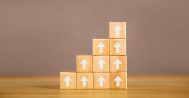 Tahta blok düzenleme kariyer yolunda bir basamak. Masanın üzerinde bir ok gibi bir grafikle. İşletme başarısı süreci borsa eğilimi artıyor. Boşluğu kopyala