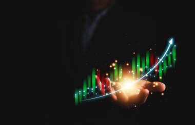 İş adamı, pozitif dijital teknoloji grafiğini gösteren bir strateji planlamak için tablet kullanıyor. Konsept hisse senedi, yatırım, hisse senedi pazarlaması ve başarı..