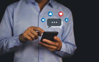 İş adamları sosyal medyada iletişim kurmak için akıllı telefonlar kullanıyor. İnternet, dijital teknoloji, sosyal ağ kavramı