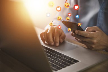 İş adamları sosyal medyada iletişim kurmak için akıllı telefonlar kullanıyor. İnternet, dijital teknoloji, sosyal ağ kavramı
