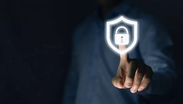 ロックサイン付きのビジネスマンタッチシールドアイコン コンピュータデータパスワード保護の概念 インターネットネットワークセキュリティデジタルサイバー技術ビジネス情報とウイルス対策 — ストック写真