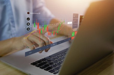 İşadamı, pozitif teknoloji grafiklerini gösteren etkili bir dijital borsa analizi stratejisi planlıyor. Hisse büyümesi fikirleri, yatırımlar, pre-x, ekonomi ve iş başarısı hedefleri.