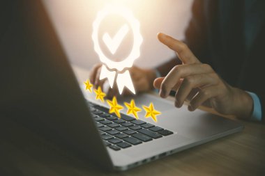 İşadamı, dijital teknoloji simgesini gösteren bir dizüstü bilgisayar kullanıyor. En iyi kalite güvence hizmeti konsepti, ürün performans güvencesi ve sektör lideri ISO sertifikası.