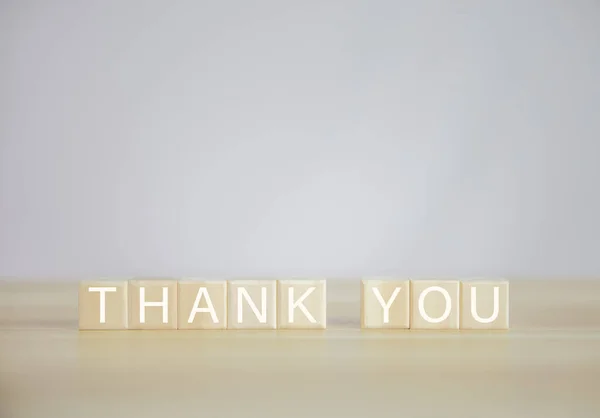 Holzblock Mit Einer Botschaft Dem Wort Danke Briefschreibkonzept Herzlichen Glückwunsch — Stockfoto