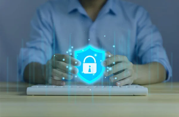 ビジネスマンはロックマークの盾のアイコンを持っています コンピュータパスワード保護の概念インターネットネットワークセキュリティサイバーデジタル技術 — ストック写真