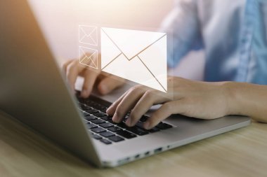 İş adamı bilgisayardan mektup gönderiyor. Elektronik posta kavramı, dijital teknolojide bilgi almak ve göndermek için internet ağındaki çevrimiçi iletişimdir.