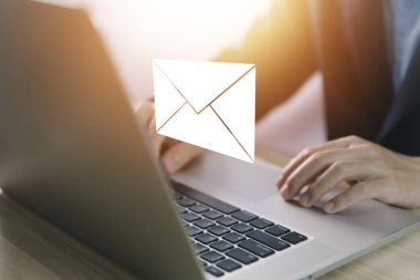 İş adamı bilgisayardan mektup gönderiyor. Elektronik posta kavramı, dijital teknolojide bilgi almak ve göndermek için internet ağındaki çevrimiçi iletişimdir.