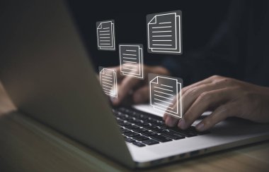 İş adamları elektronik dokümanları yönetmek için bilgisayarları kullanırlar. Çevrimiçi bir şirket belge veritabanına verimli erişim kavramı. İnternet dosya sistemi Dijital teknoloji kağıtsız ofis