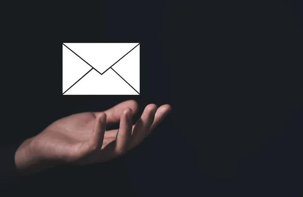 Biznesmen Ręka Pokazać Ikonę Mail Koncepcja Poczty Elektronicznej Komunikacja Internetowa — Zdjęcie stockowe