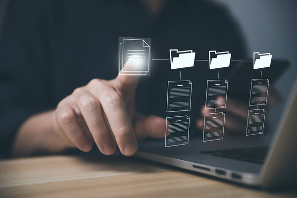 Бизнесмен, управляющий электронными документами на ноутбуке. Концепция эффективного доступа к базе данных бизнес-документов компании. интернет файловая система цифровые технологии безбумажный офис