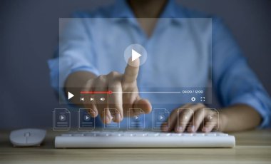 İş adamı canlı yayını sanal bir monitörden, bağlantı teknolojisi konseptinden dijital multimedya oynatıcısından, internet video içeriğinden, film eğlence sektöründen izliyor.